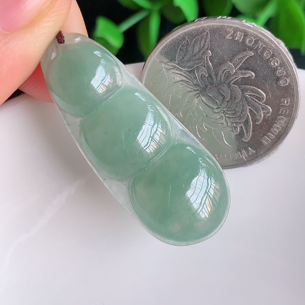 冰润福豆翡翠挂件，冰清玉洁  胶感十足  寓意“四季平安，福气满满”颜色鲜艳，清新自然，饱满通透   W357.31  尺寸：37-15-5mm