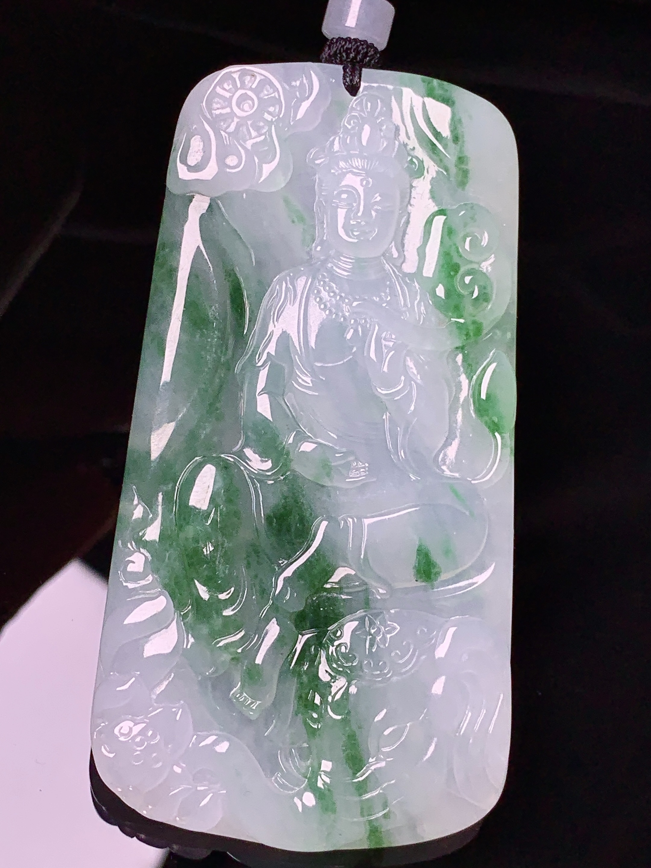 飘绿普贤观音菩萨吊坠 玉质细腻 色泽艳丽清新 水润亮眼 整体尺寸72.8*37.8*6x1