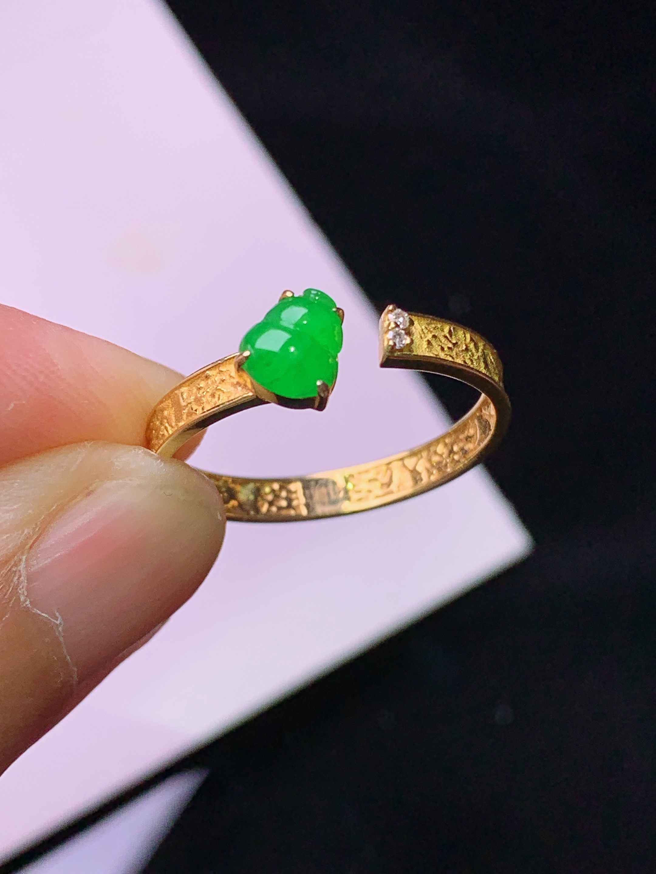 18k金钻镶嵌吊坠 玉质细腻 色泽艳丽清新 水润亮眼 圈口14 裸石尺寸5.6*5*2b1