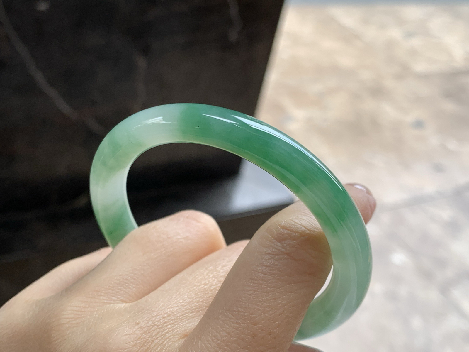 53-8.2

带色圆条手镯^_^底子细腻 绿色浓郁