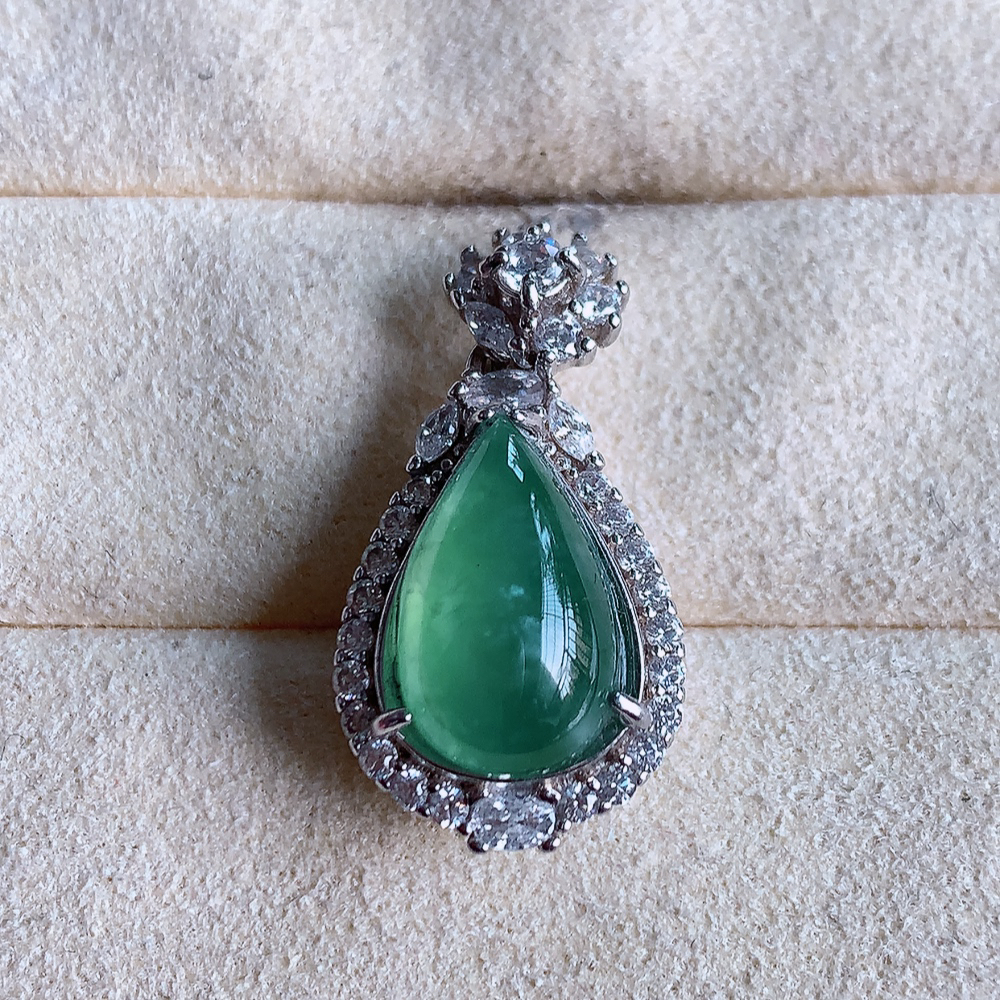 冰水滴翡翠吊坠，款式新颖时尚，日常百搭的款。925银镶嵌  满满的份量感，清新自然 上身效果优雅迷人！性价比超值  W357.31  整体尺寸：25.8-13.2-10mm   裸石尺寸：13.3-8mm
