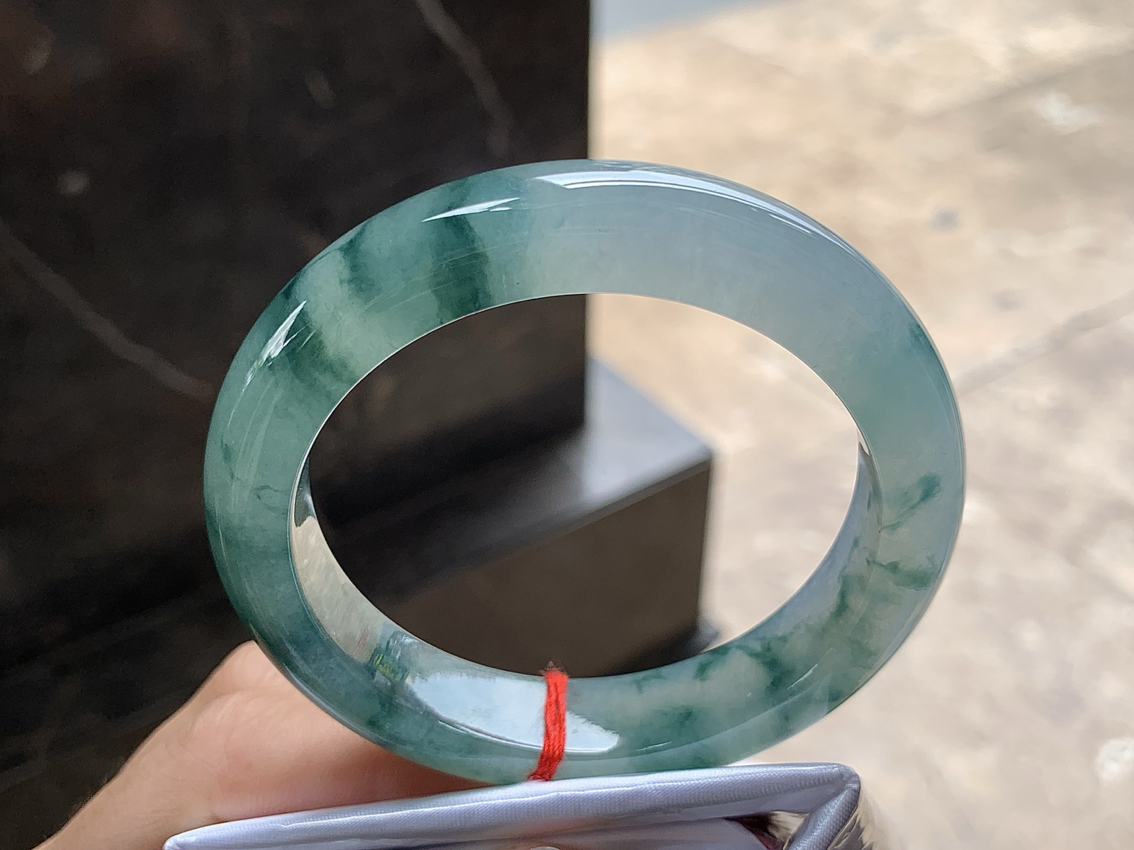 56.5-12.5-9.1

飘花手镯^_^鲜艳 玉质细腻 花色好看