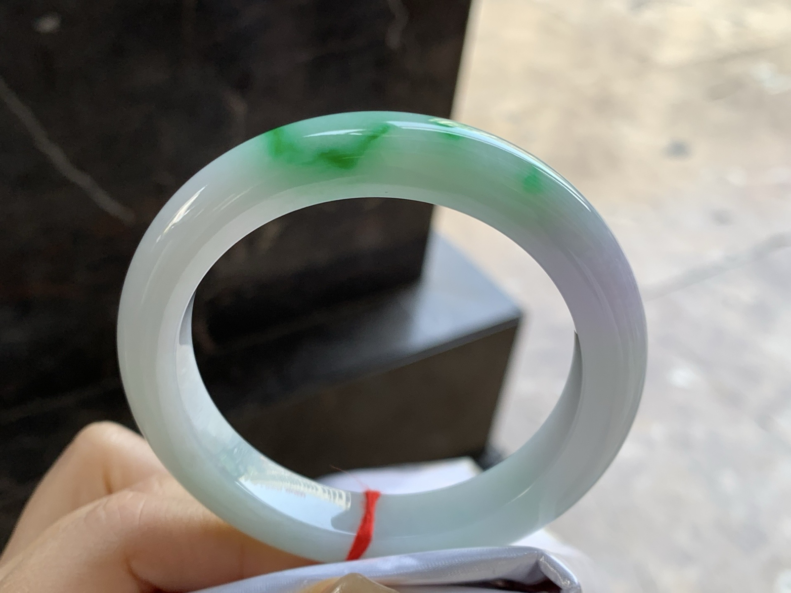 55-10.5-9

带色手镯^_^底子细腻 绿色浓郁