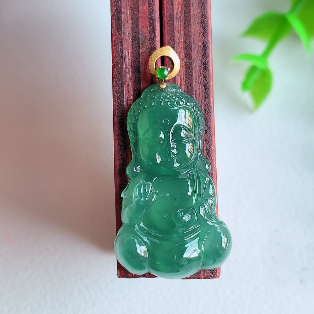 18k金扣蓝冰精雕宝宝佛吊坠   雕琢宝宝佛，生动自然。似佛心性、如孩童心、天真佛性！众生皆有佛性，众佛皆有万般色相，成佛就是寻找真我。W001.31  尺寸：27-16-4.2mm