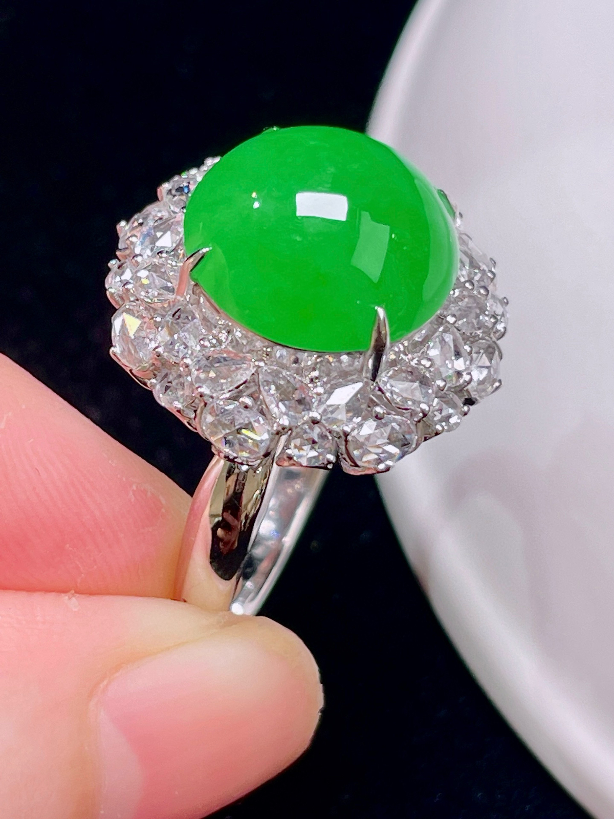 满绿戒指 色绿无比 满钻镶嵌
整体：18.5/18.8/12.7
裸石：12.1/12.2。