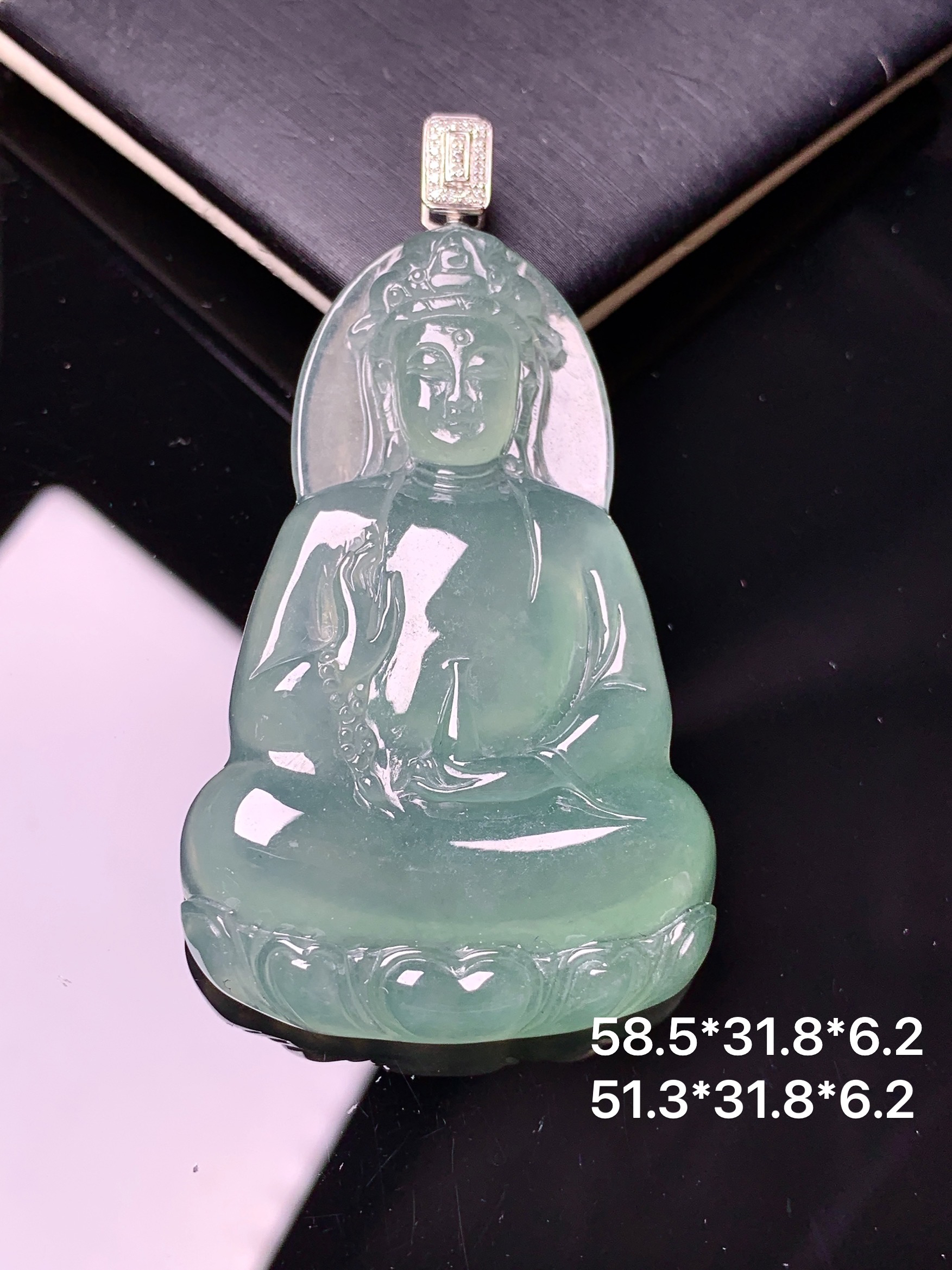 18k金钻镶嵌冰种观音菩萨吊坠 玉质细腻 色泽艳丽清新 水润亮眼 整体尺寸58.5*31.8*6.2L1