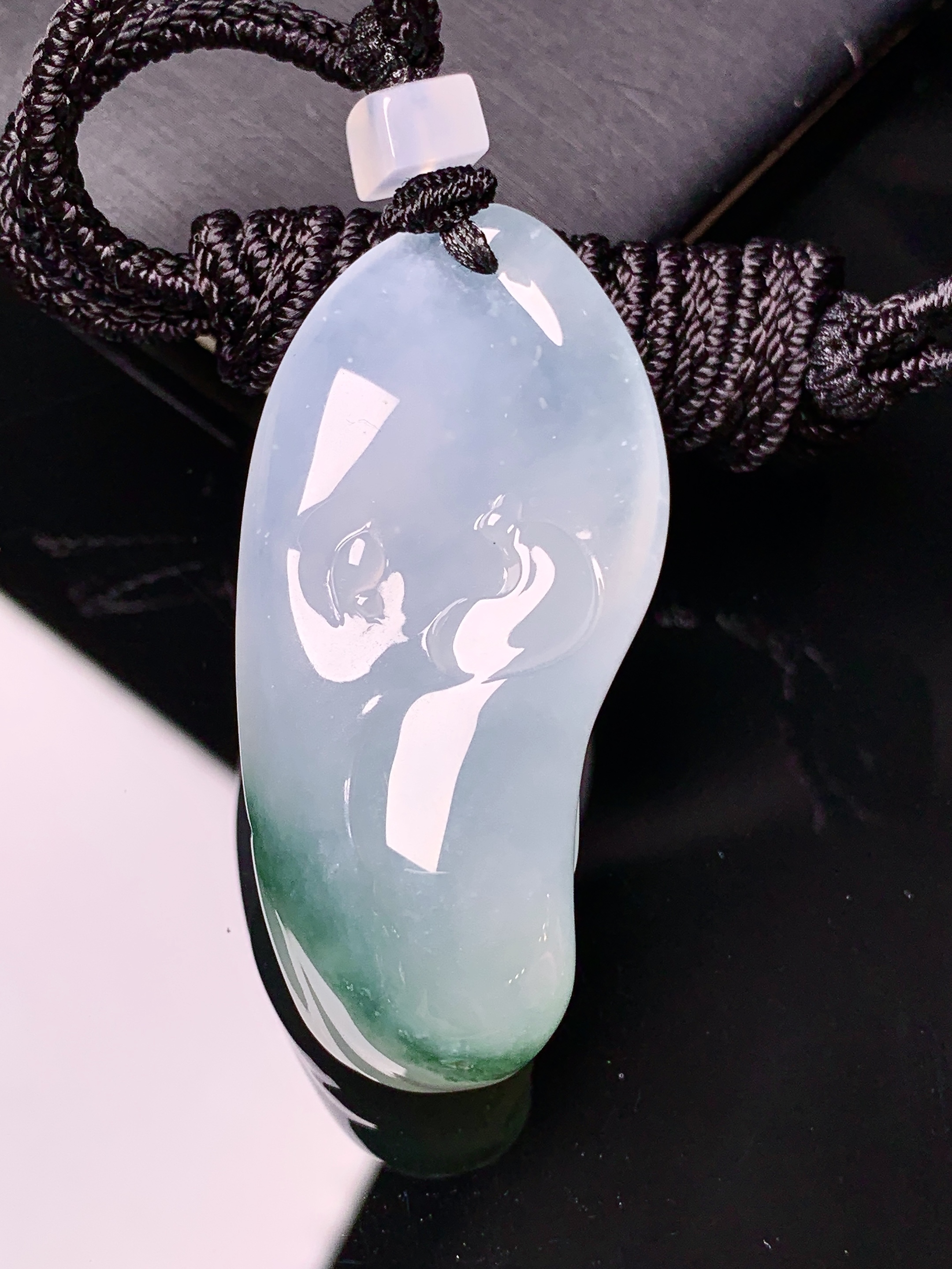 飘绿悟道牌吊坠 玉质细腻 色泽艳丽清新 水润亮眼 整体尺寸48.6*23*13.5L1