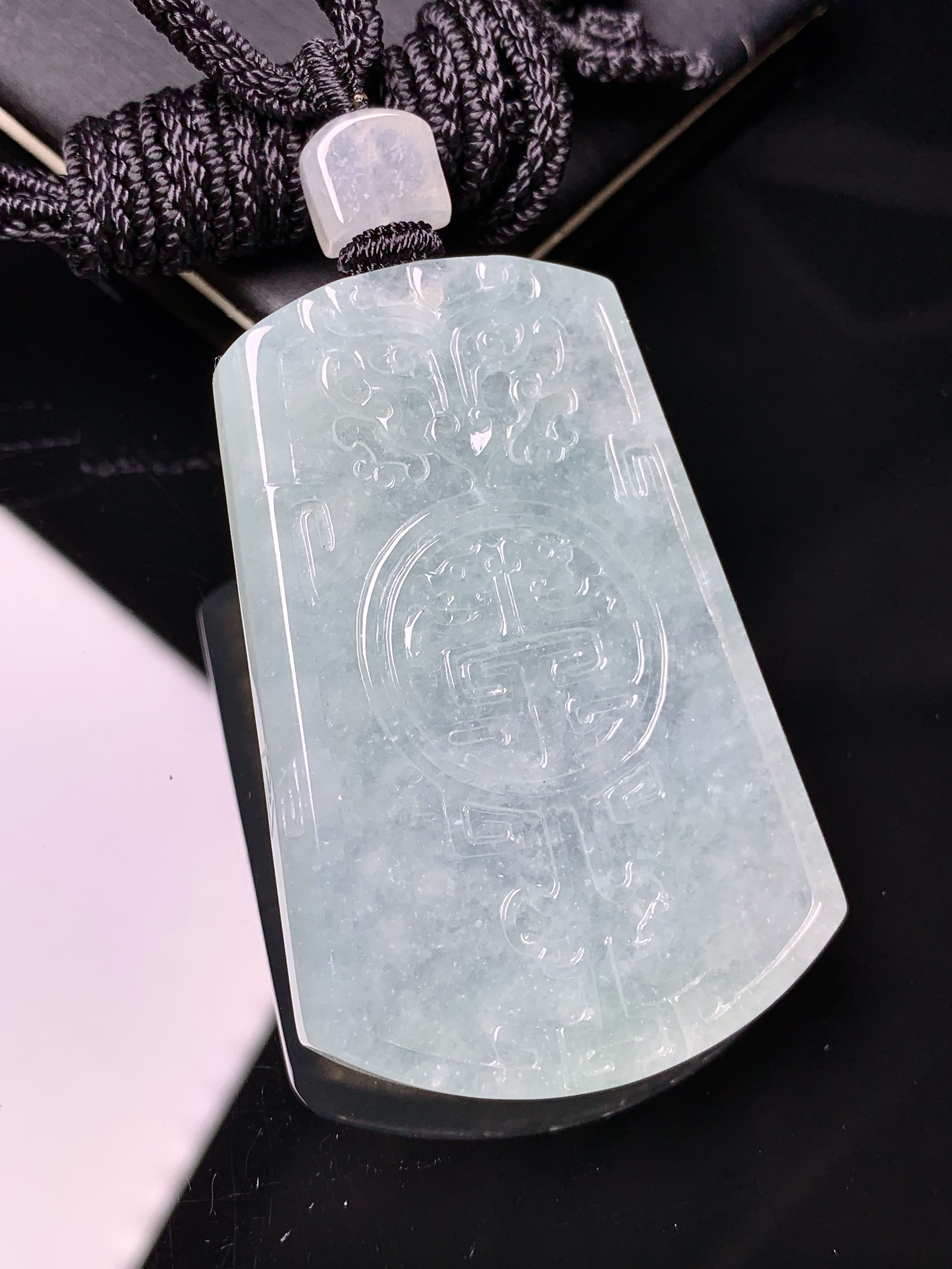 冰种雕花牌吊坠 玉质细腻 色泽艳丽清新 水润亮眼 整体尺寸51.3*35*5.5L1