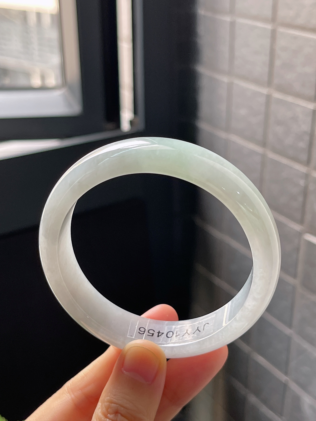 正圈57.8圈口，翡翠冰糯种淡绿色手镯