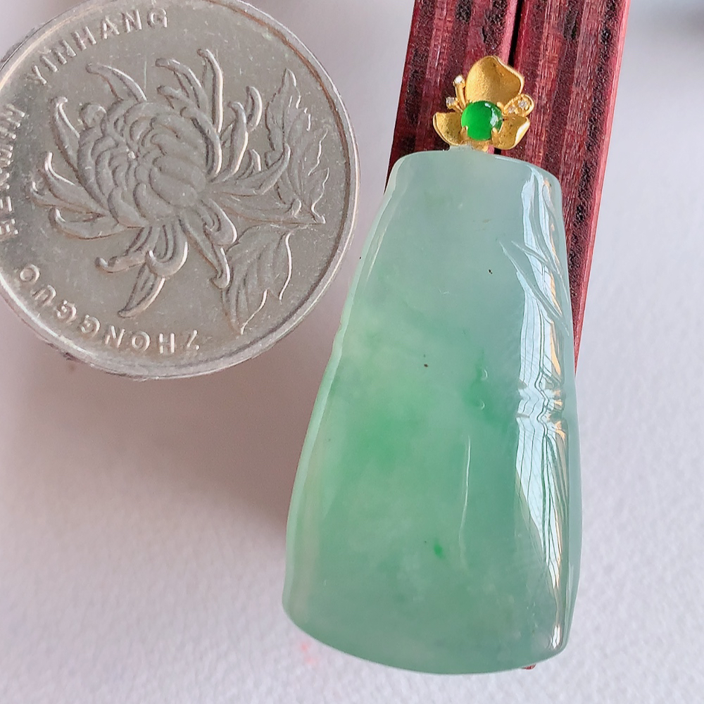 18k金扣冰润竹节翡翠吊坠，寓意“节节高升，官运亨通，前程似锦”竹节比喻美好品德，君子比德于玉，清秀高雅  W01.31  尺寸：32.5-18.6-6.8mm