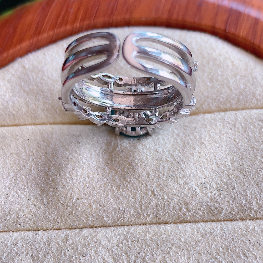 冰晴水精美环形翡翠戒指  玉质细腻  冰清玉润  飘花灵动  颜色漂亮  W502.31  内径尺寸：16-8.5-8.3mm  裸石尺寸：8.5-8mm