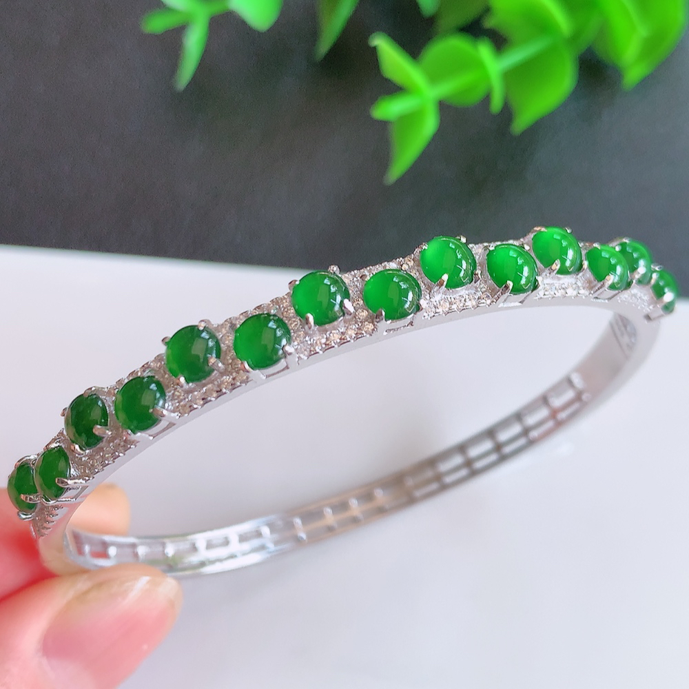 冰满绿翡翠贵妃手镯58-49mm，冰润飘花贵妃翡翠手镯，玉质细腻水润，色泽清秀亮丽，老种飘绿  上手高贵典雅，W502.31  尺寸：58-49-6-4.8mm