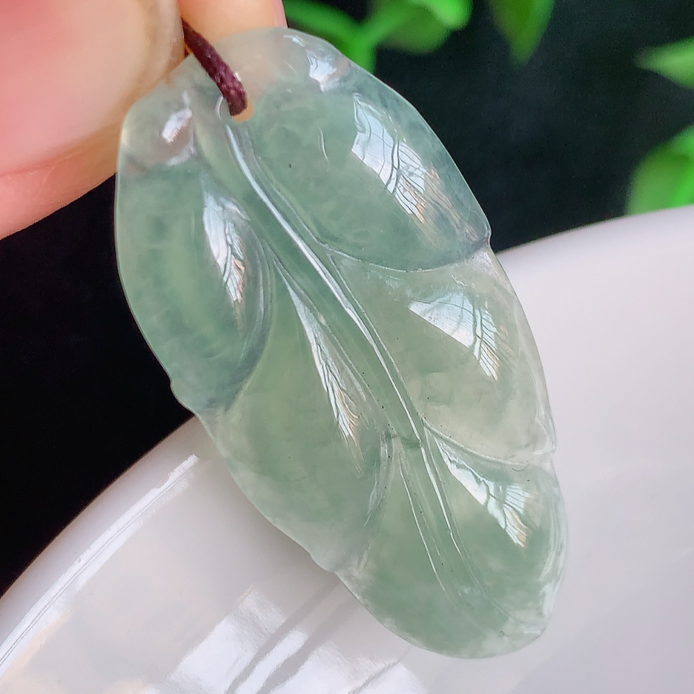 冰润金枝玉叶翡翠吊坠  老种起胶感  飘花灵动  寓意“金枝玉叶，大业有成，一夜成名”  饱满大气，