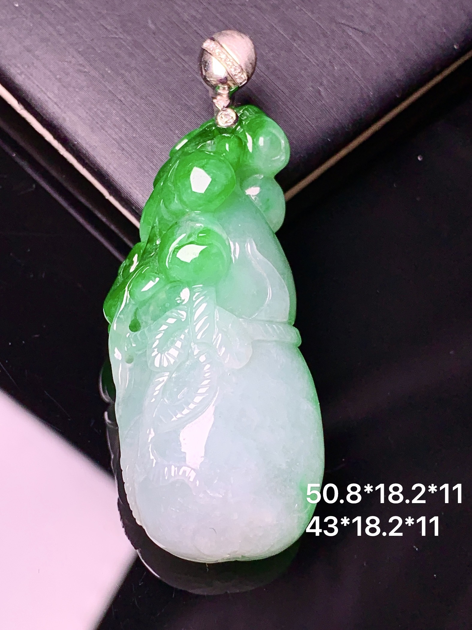 18k金钻镶嵌花开富贵吊坠 玉质细腻 色泽艳丽清新 水润亮眼 整体尺寸50.8*18.2*11b1