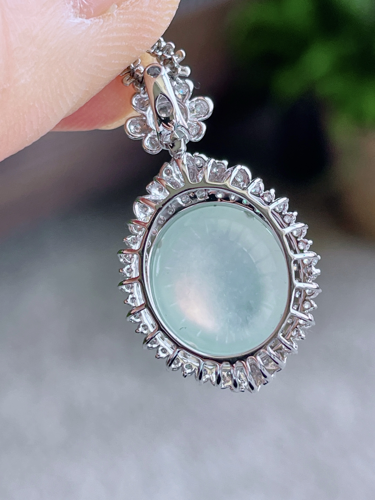 【镶嵌】冰蛋面吊坠  
【说明】缅料 18k金镶嵌 性价比高  
【整体】27-15.8-10.7
【裸石】12.4-11.2-5