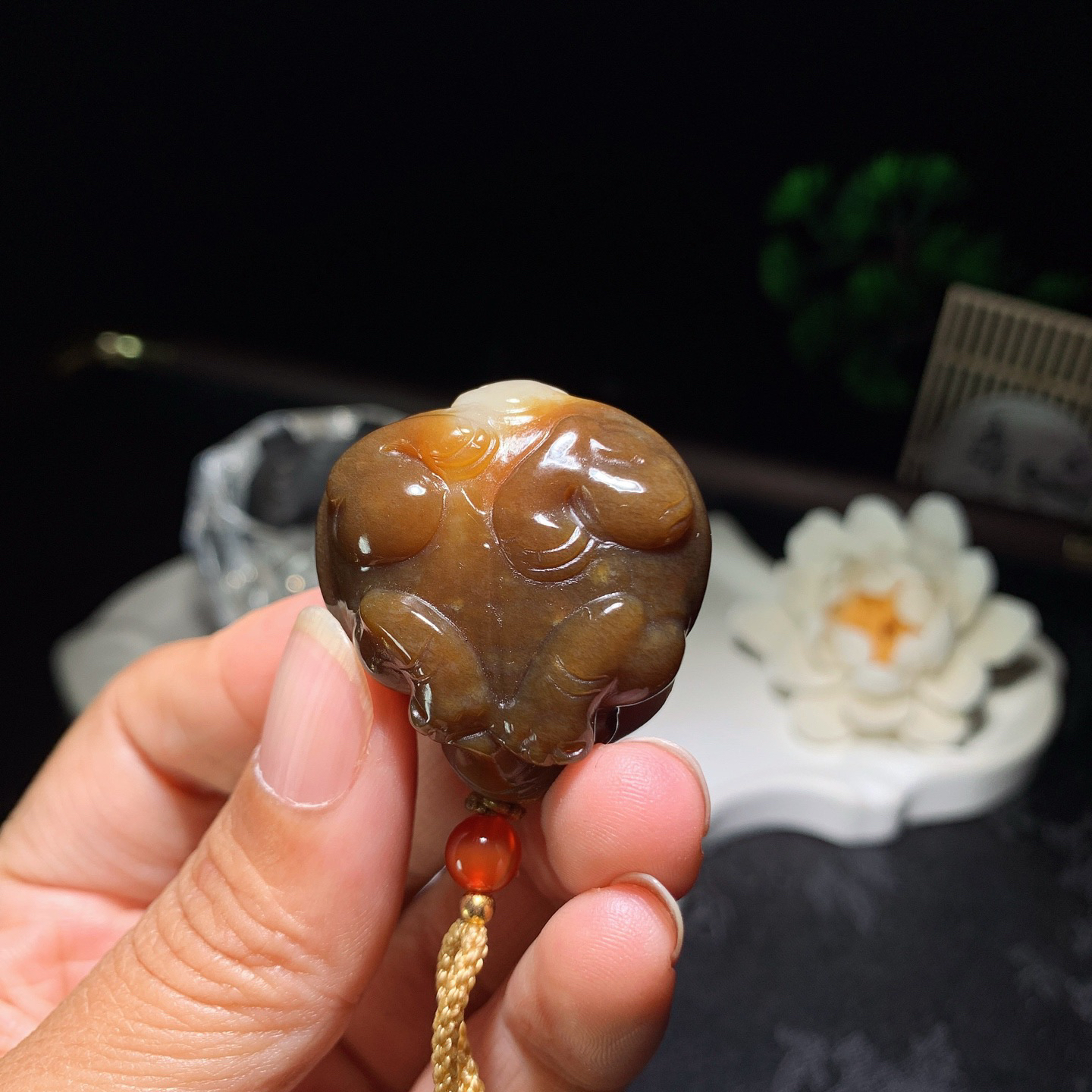 新疆和田玉且末糖龙龟挂件。尺寸34/32/17重27.5克 玉质细腻油润 底色纯净 脂粉好，品质好。lt260401