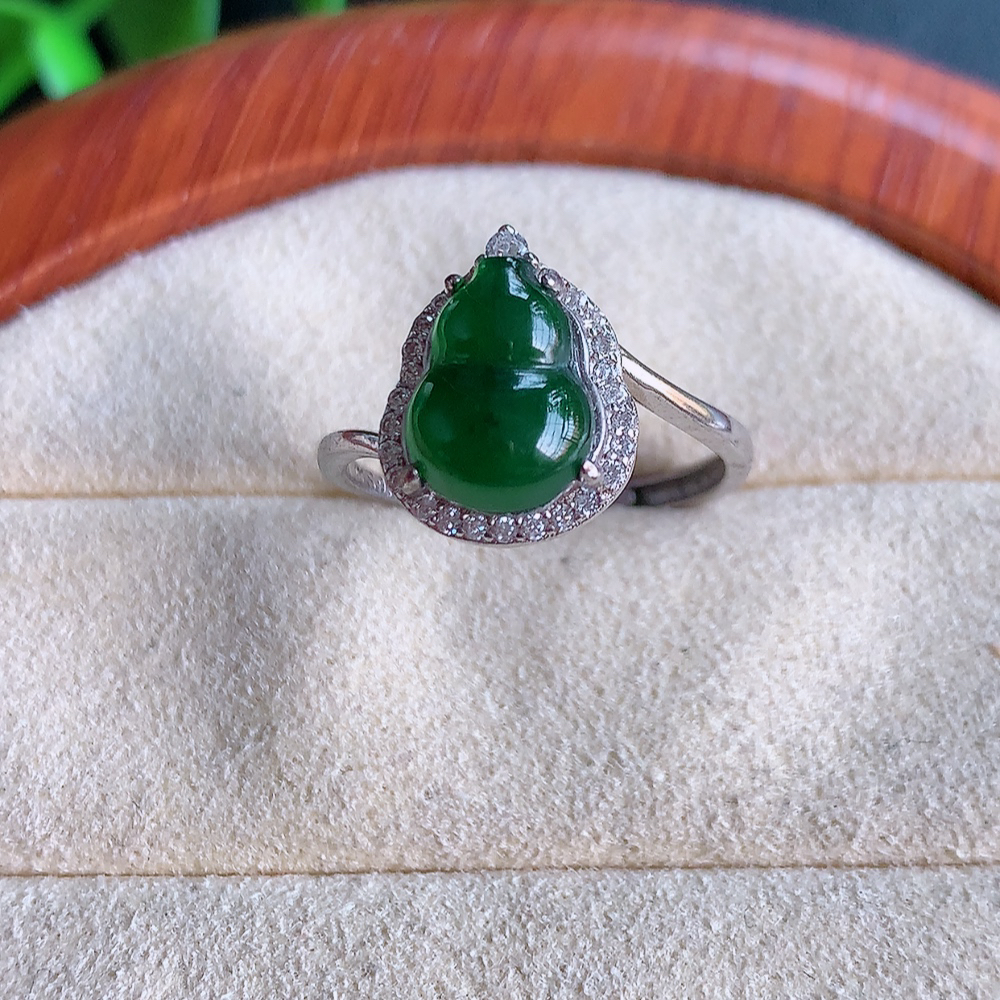 冰润满绿精美翡翠葫芦戒指  玉质细腻  冰清玉润  飘花灵动  颜色漂亮  W481.31  内径尺寸：17-13-6mm  裸石尺寸：10-7mm