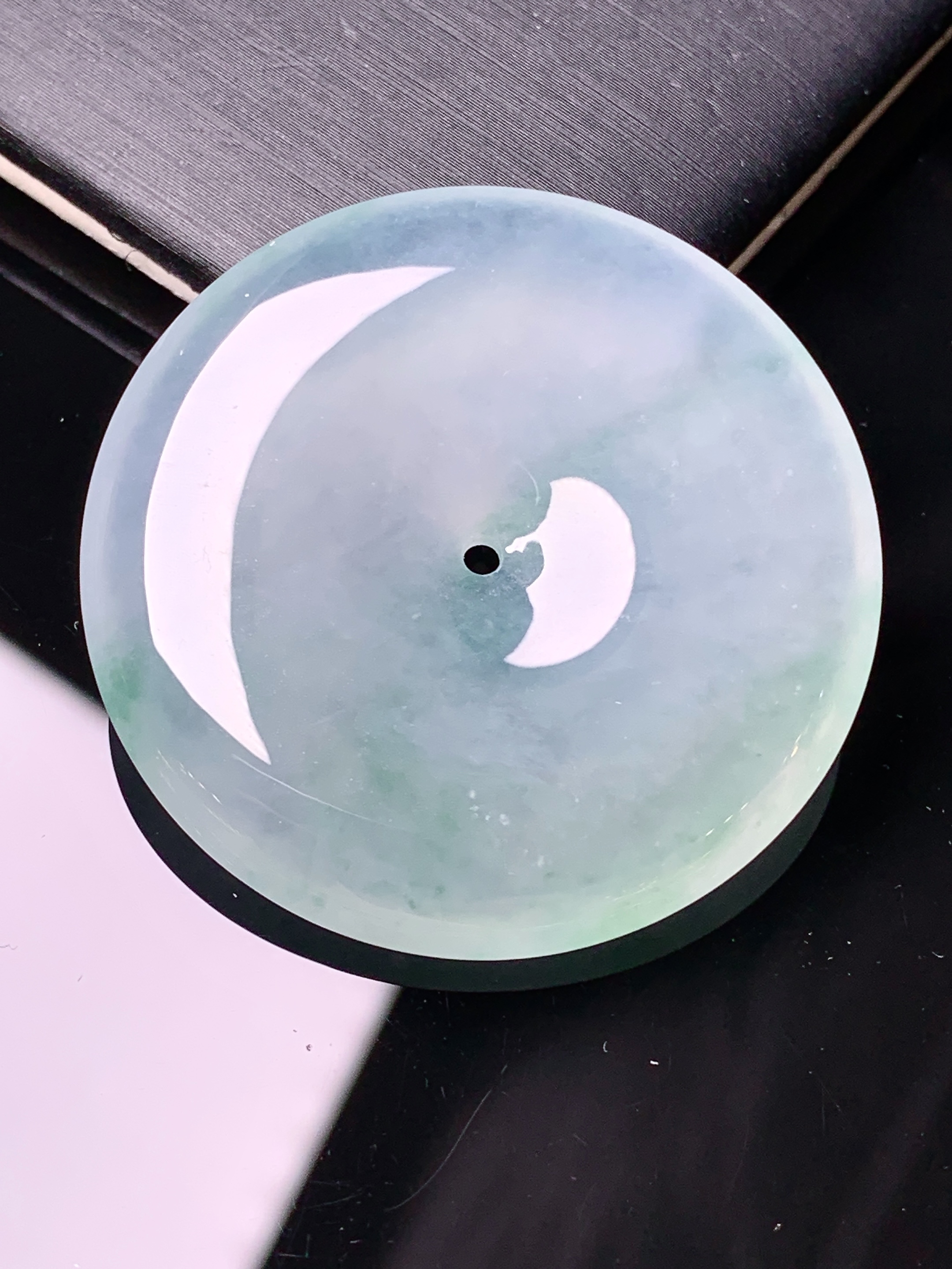 冰种平安扣吊坠 玉质细腻 色泽艳丽清新 水润亮眼 整体尺寸36.6*6.2x1