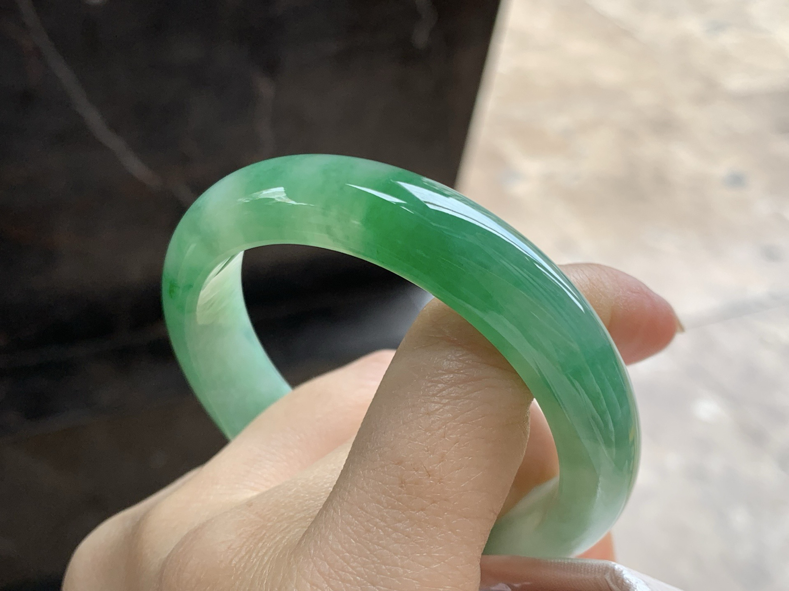 53.5-12.4-7.8

带色手镯^_^底子细腻 绿色浓郁漂亮