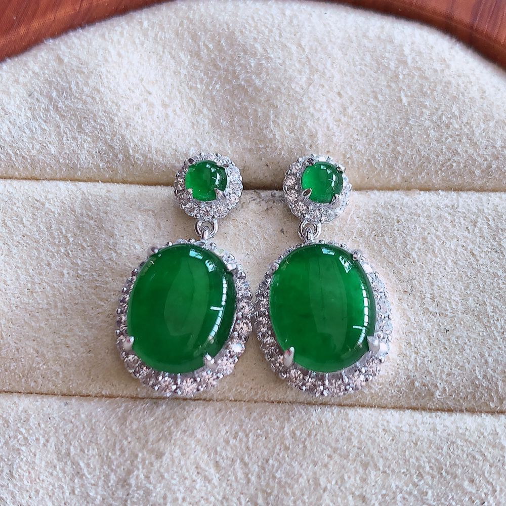 冰满绿翡翠925银镶嵌耳钉，自然光实拍，翠色灵动，颜色漂亮，种老水足，品相佳，佩戴佳品！W502.31  取一整体尺寸：20.3-10.8-6.2mm  裸石尺寸：10-4.8mm