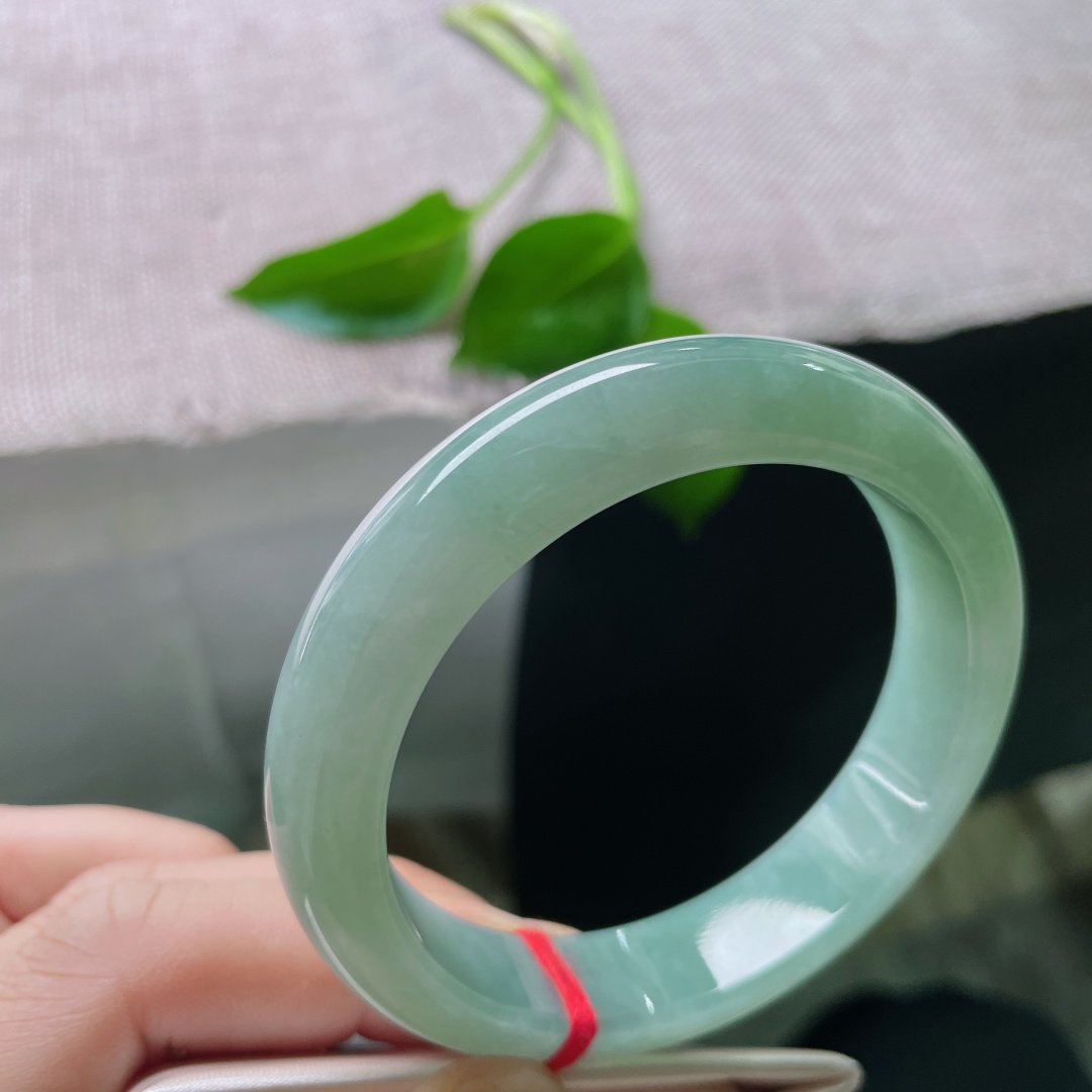 55/12.7/8.2，绿底正圈，水润，色泽均匀分布，佩戴知性，落落大方，棉线纹，″！ss49017a