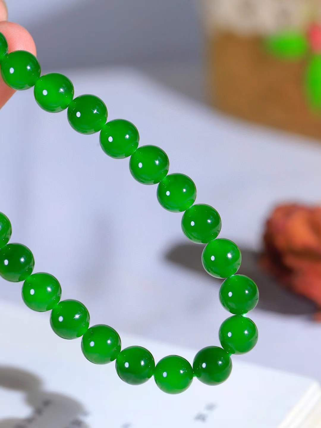 【珠圆玉润.项链】

精品和田玉碧玉珠圆玉润项链。这串碧玉项链垂落颈间，如把一汪春山绿意轻挽在身。玉色温润，每一颗圆珠都裹着圆满如意的期许，仿金扣轻缀，不事张扬却自有风骨。日常佩戴，是与草木同息的诗意，也是藏在细节里的安然与欢喜。重68.3克  尺寸取一9.5mm  21343066T
