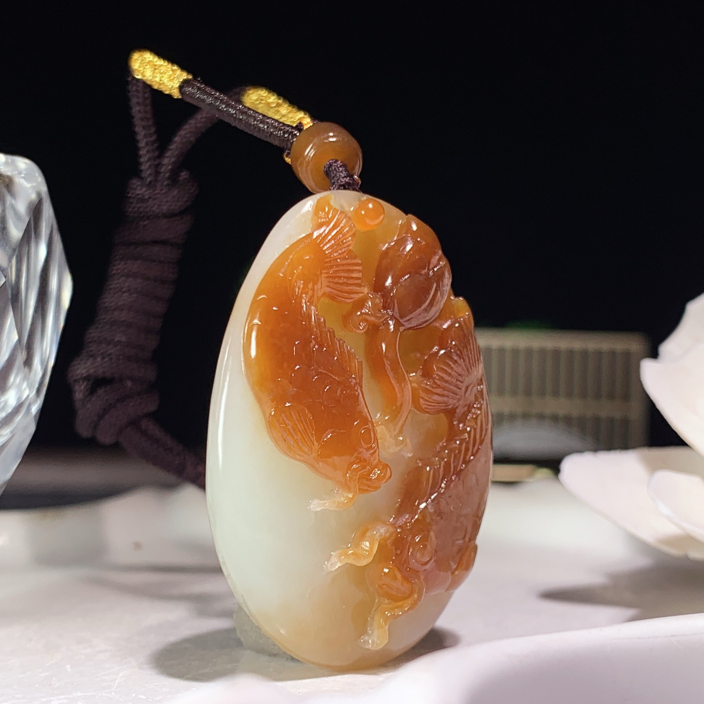 新疆和田玉且末糖年年有余挂件。尺寸43/30/14重28克 玉质细腻油润 底色纯净 脂粉好，品质好。lt260401