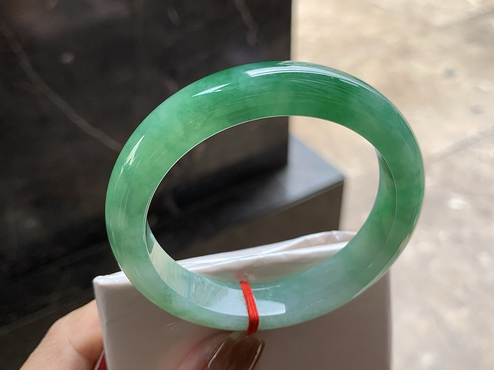 54.5-12.5-8.2

带色手镯^_^ 细腻清爽的底子 颜色浓郁