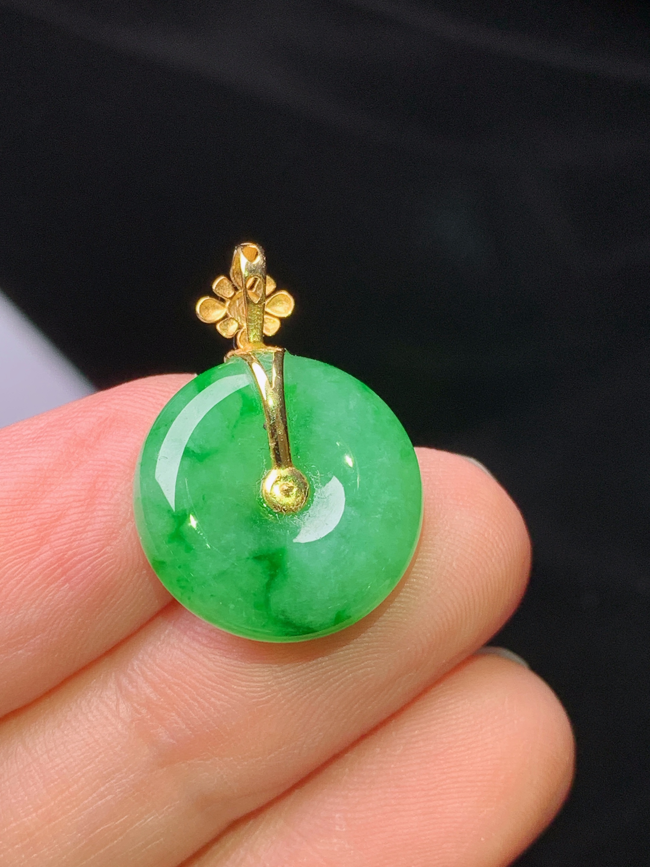 18k金钻镶嵌飘绿平安扣吊坠 玉质细腻 色泽艳丽清新 水润亮眼 整体尺寸22.6*16*5.5z1