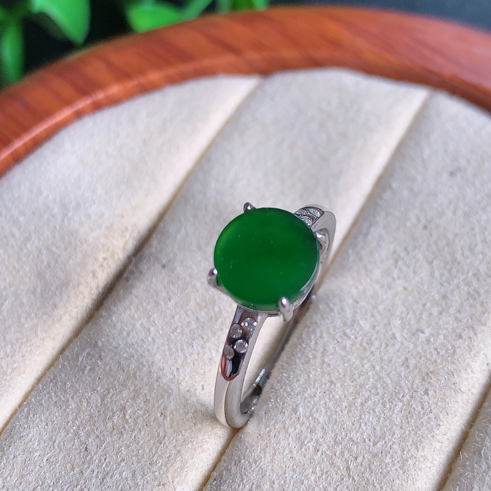 冰润满绿精美环形翡翠戒指  玉质细腻  冰清玉润  飘花灵动  颜色漂亮  W481.31  内径尺寸：17.5-8-4.5mm  裸石尺寸：8mm