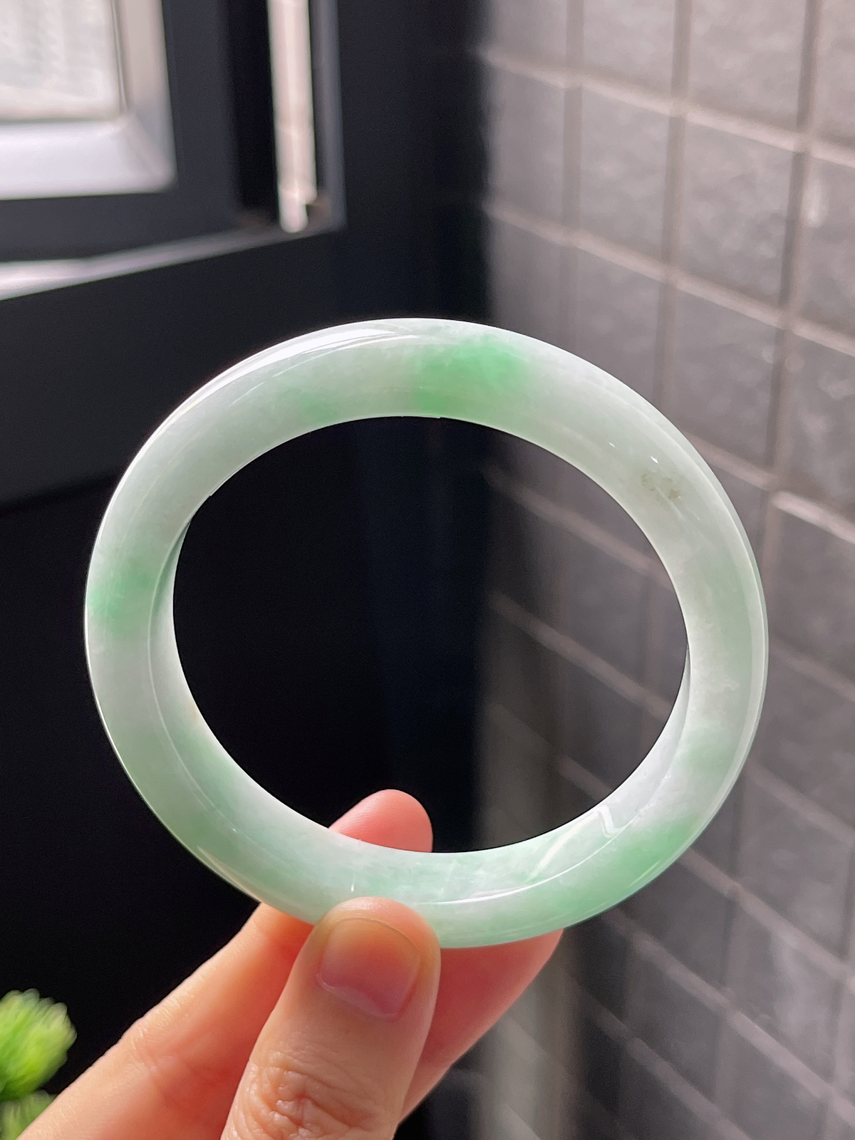 正圈57圈口，翡翠糯化种飘绿手镯