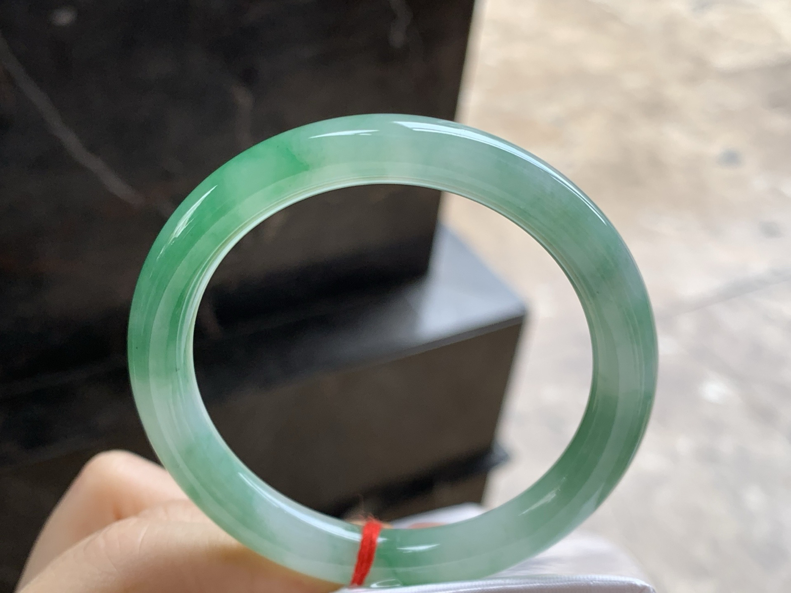 53-8.2

带色圆条手镯^_^底子细腻 绿色浓郁