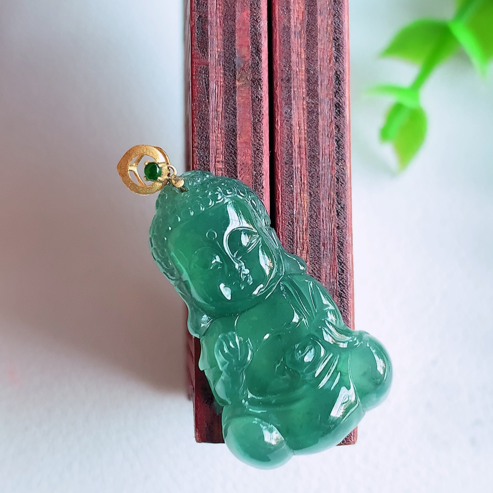 18k金扣蓝冰精雕宝宝佛吊坠   雕琢宝宝佛，生动自然。似佛心性、如孩童心、天真佛性！众生皆有佛性，众佛皆有万般色相，成佛就是寻找真我。W001.31  尺寸：27-16-4.2mm