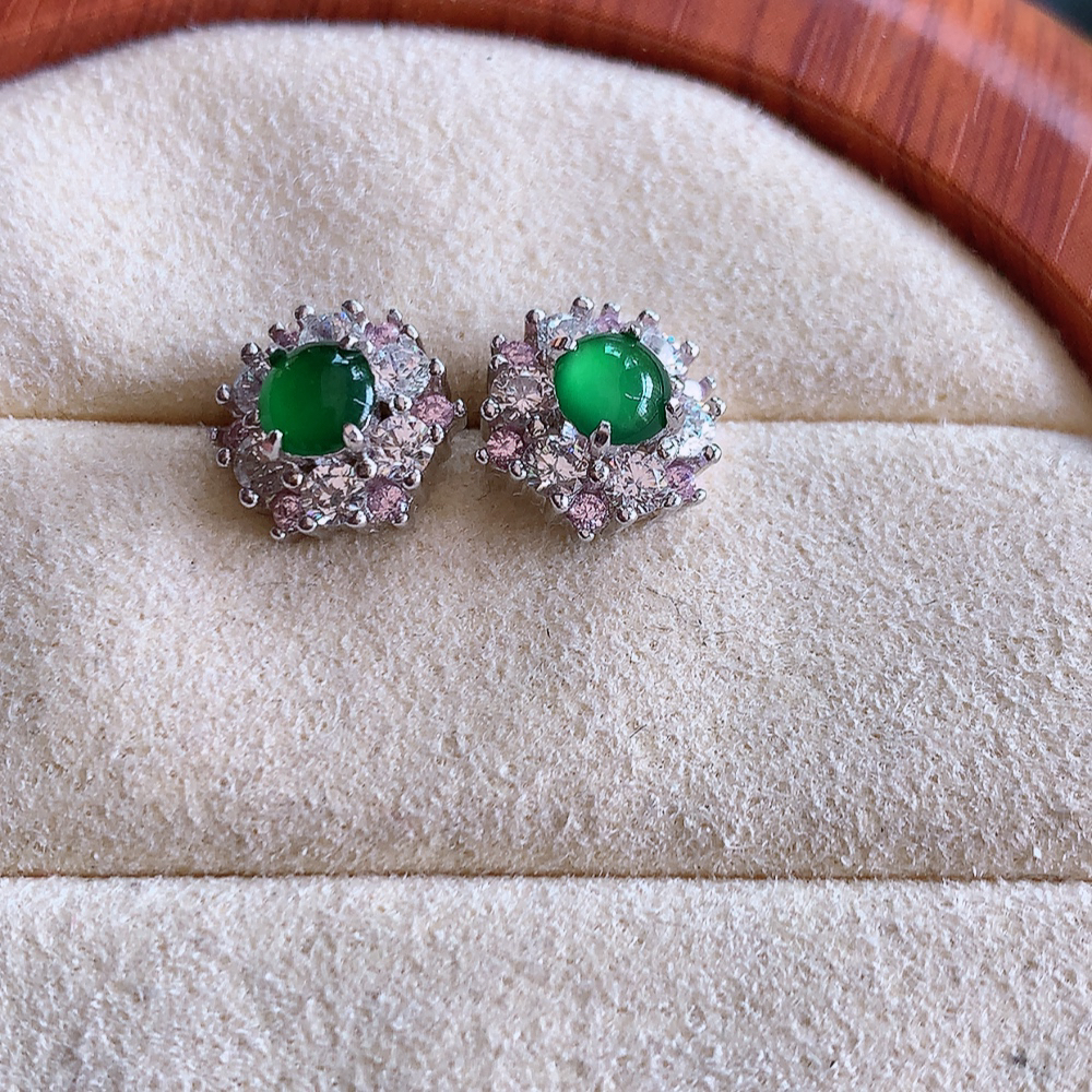 冰满绿翡翠925银镶嵌耳钉，自然光实拍，翠色灵动，颜色漂亮，种老水足，品相佳，佩戴佳品！W502.31  取一整体尺寸：10-5.8mm  裸石尺寸：4.6mm