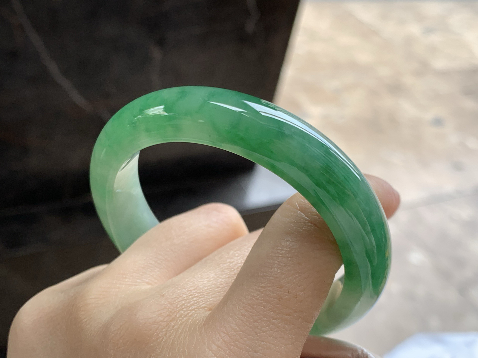 55.5-12.6-8.5

带色手镯^_^底子细腻 绿色浓郁