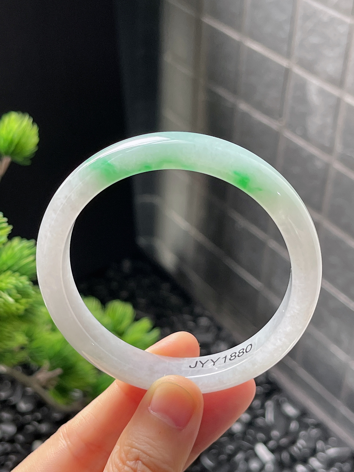 正圈55.8圈口，翡翠冰糯种飘绿白底青手镯