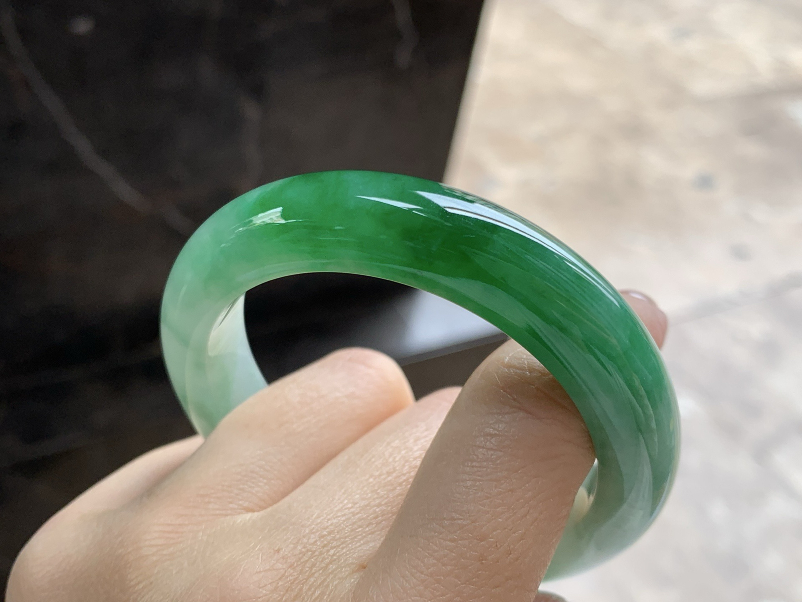 53-12.3-9

辣绿色手镯^_^底子细腻 绿色浓郁