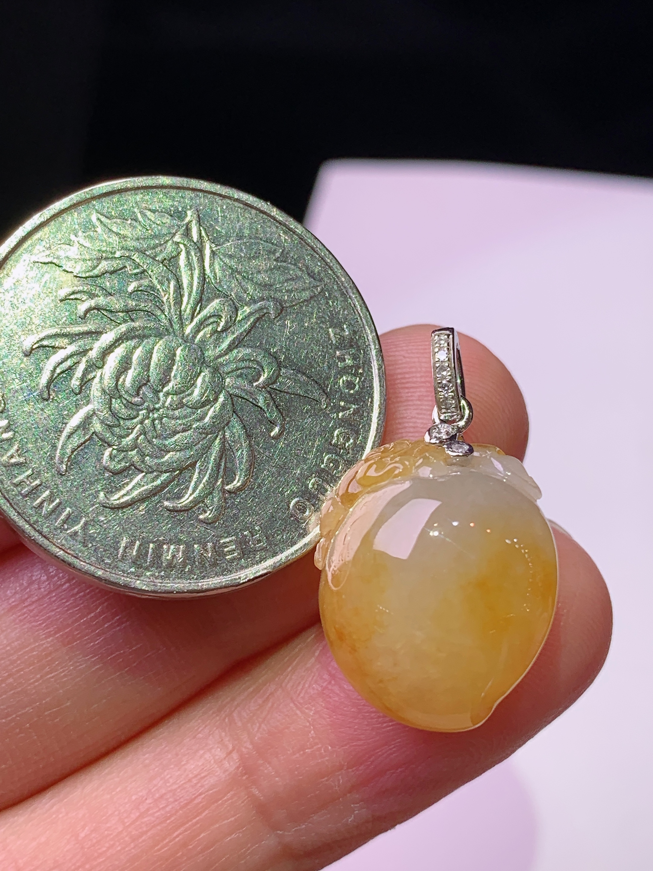 18k金钻镶嵌黄翡寿桃吊坠 玉质细腻 色泽艳丽清新 水润亮眼 整体尺寸23.2*13.5*10b1