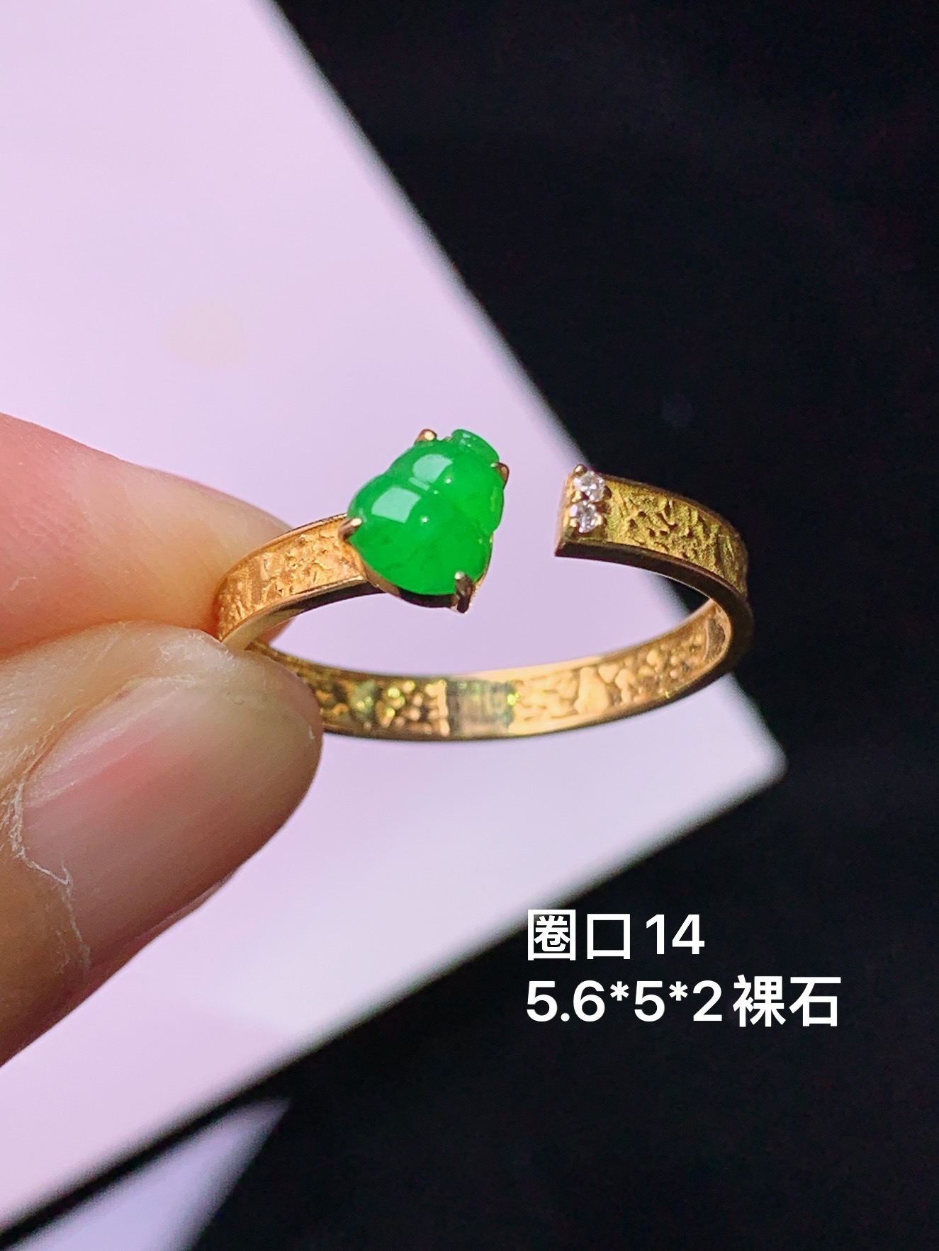 18k金钻镶嵌吊坠 玉质细腻 色泽艳丽清新 水润亮眼 圈口14 裸石尺寸5.6*5*2b1