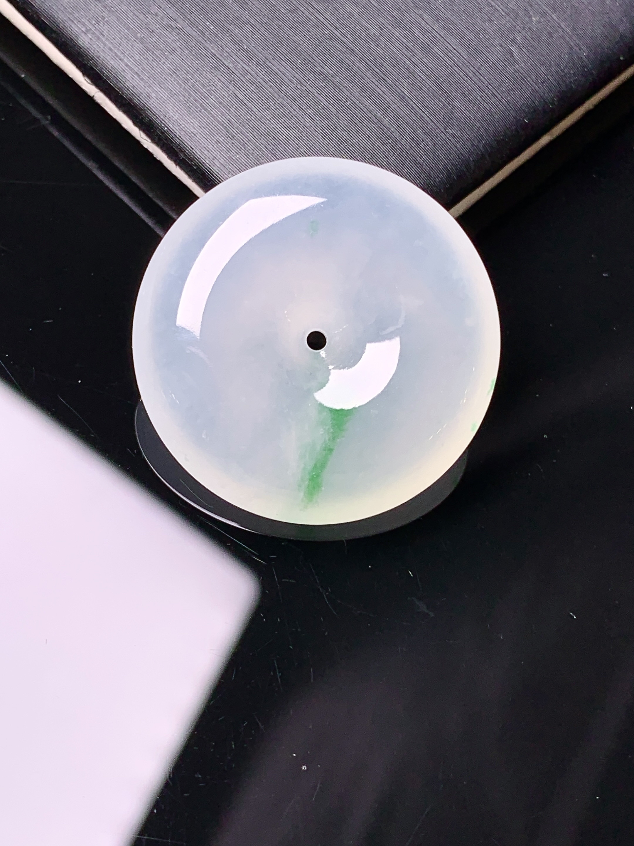 冰种平安扣吊坠 玉质细腻 色泽艳丽清新 水润亮眼 整体尺寸24.3*5.5x1