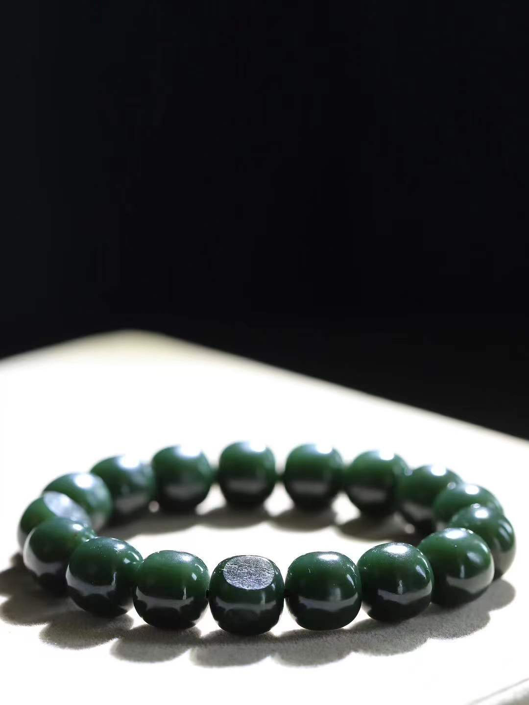 （老型珠.手串）

新疆和田青花籽料老型珠手串，玉质细腻油润 饱满光滑 质朴无华，悠远简单，人心境界远，百世修炼深，心灵常驻善意持，觉悟人生百世修。重61.6克    尺寸取一12.2-12.9mm    10352700A