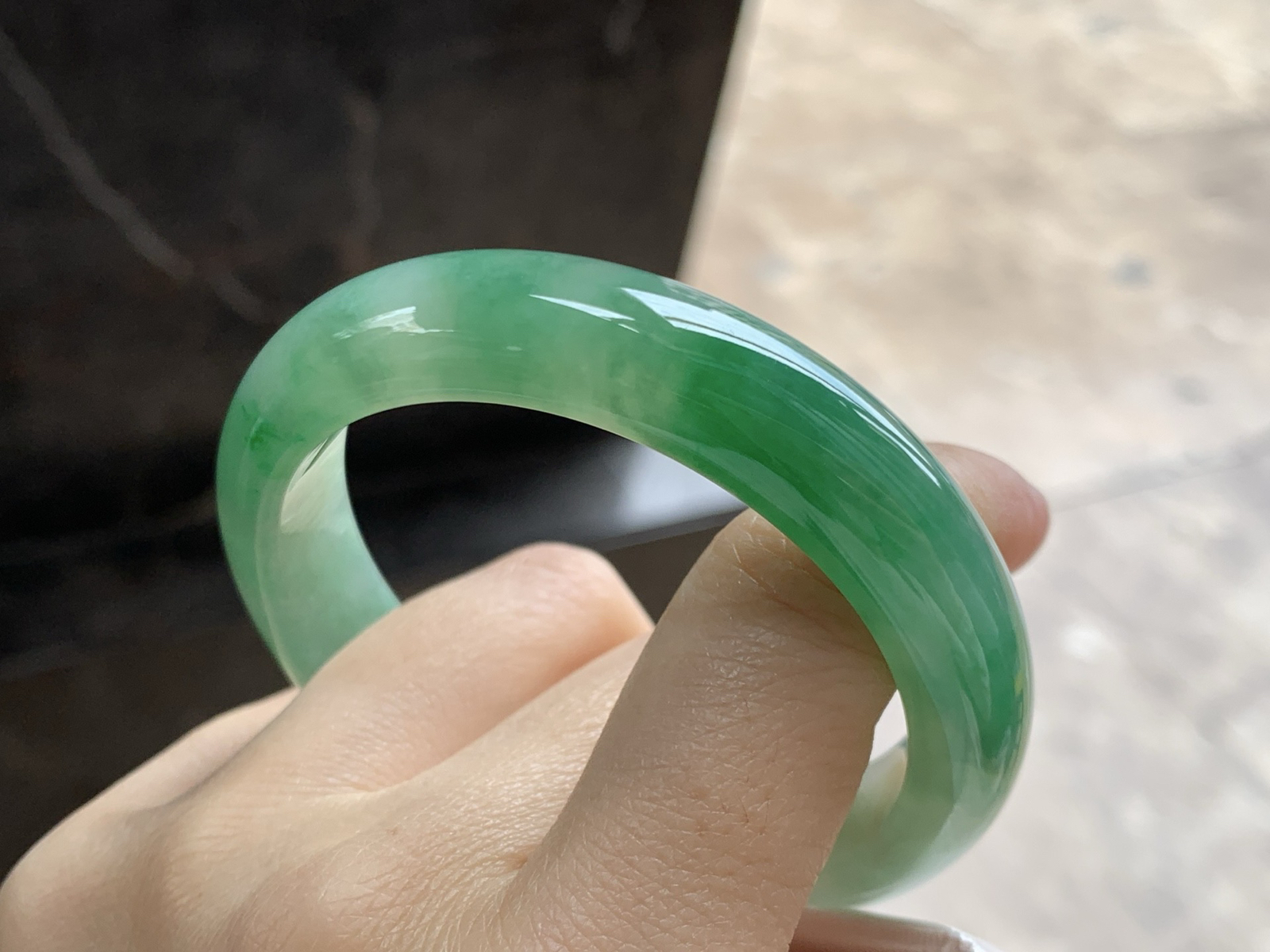 53.5-12.4-7.8

带色手镯^_^底子细腻 绿色浓郁漂亮