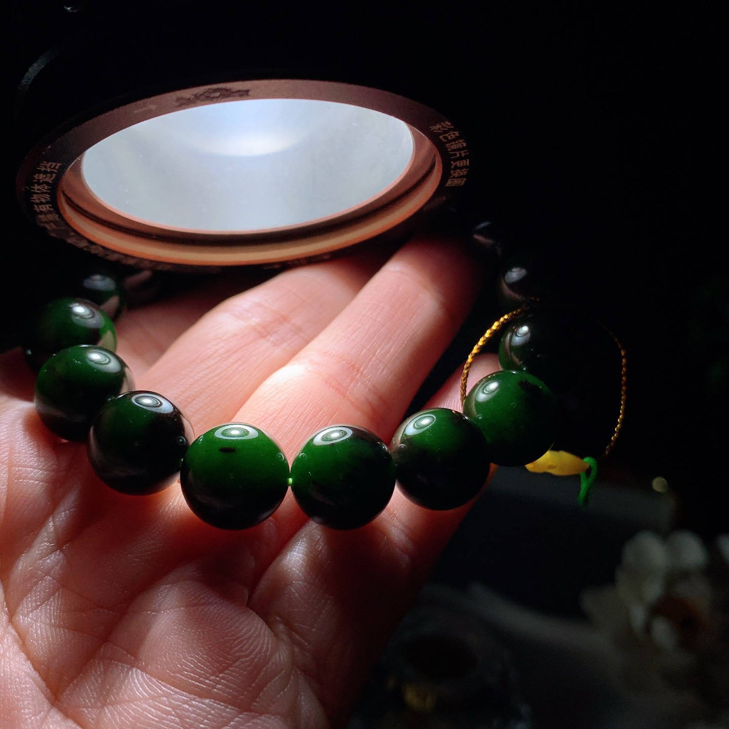 和田玉七号矿红皮料菠菜绿俄罗斯碧圆珠手串！单颗尺寸12！玉质细腻油润。手推出油。品相大气 lt260401