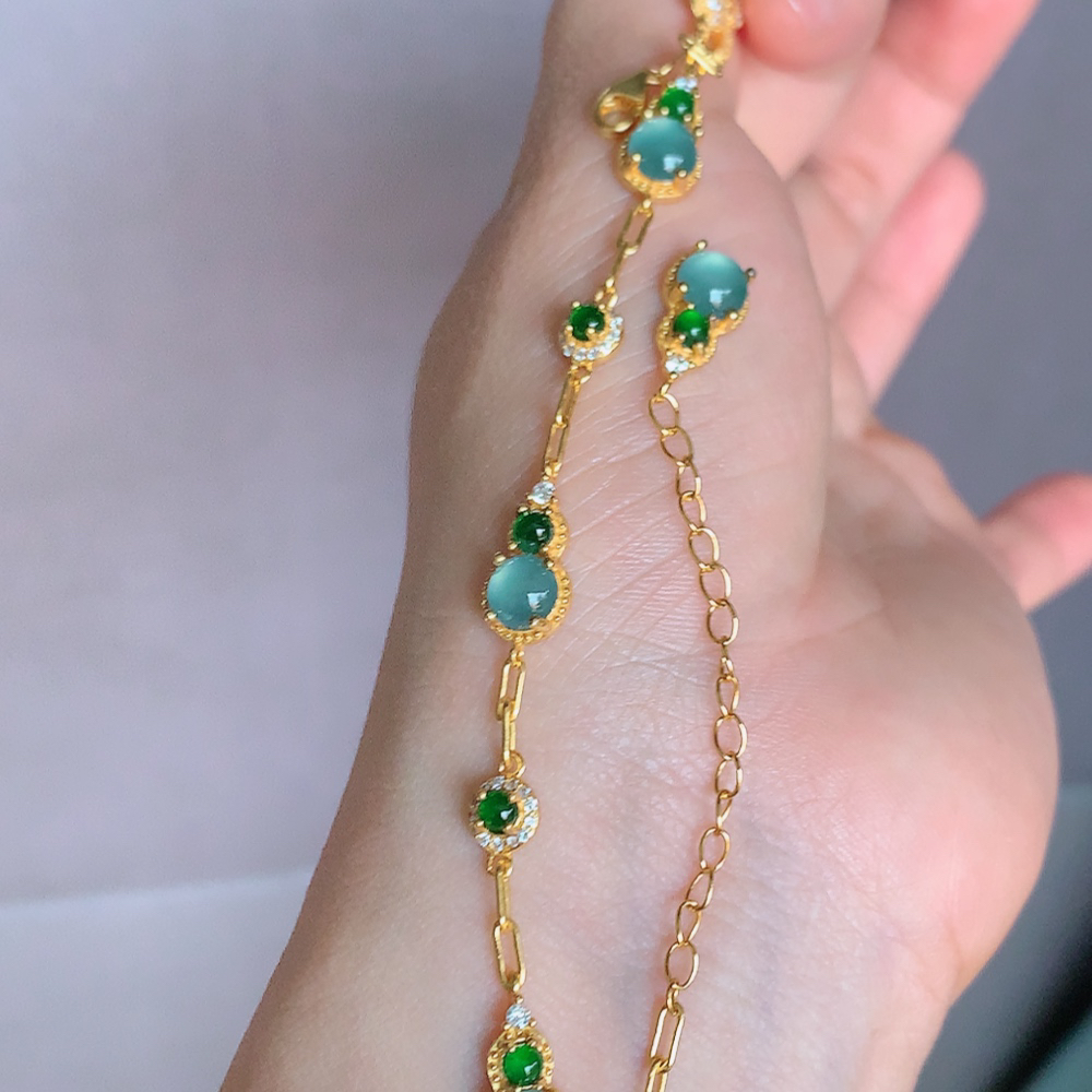 冰润翡翠蛋面手链，水水润润，珠圆玉润，颜色鲜艳，妙明清净，清秀高雅，佩戴效果优雅迷人！性价比超值 W481.31 取一尺寸：13-7.5-4.2mm    裸石尺寸大： 6.3mm  裸石尺寸小：2.5mm