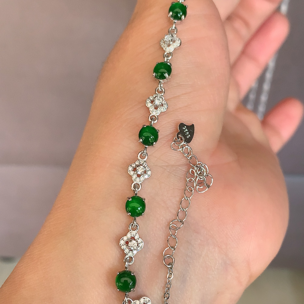 冰润满绿翡翠蛋面手链，水水润润，珠圆玉润，颜色鲜艳，妙明清净，清秀高雅，佩戴效果优雅迷人！性价比超值