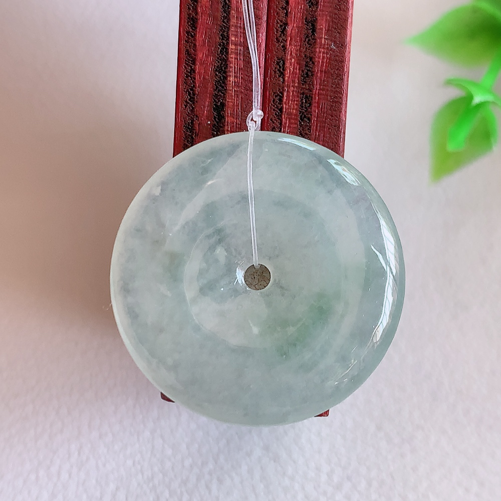 冰润平安扣吊坠，厚装饱满，冰润剔透，细腻水足，种质润泽，飘花灵动，佩戴优雅大气，W49.31   尺寸：23.3-3.8mm