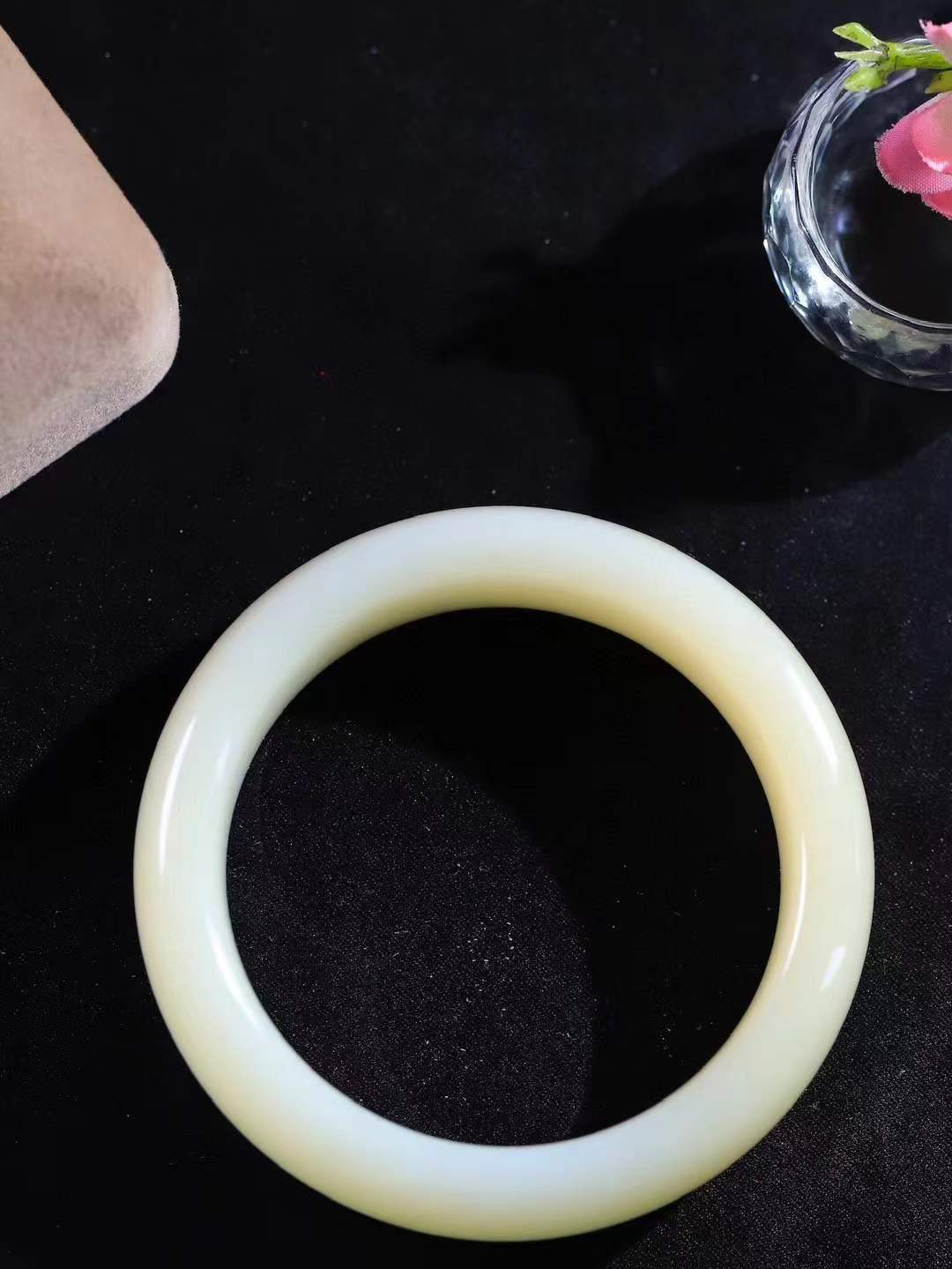 （一见倾心.手镯）

精品和田玉糖白玉手镯，玉质温润细腻 油性十足 手感舒适，高华雅逸，线条流畅，简约大气，美自天成，素雅高贵。佩戴于腕间，婉约之美，举手投足间透出那低调奢华。重98.5克  尺寸58.5-19.5-9.7mm1647130T