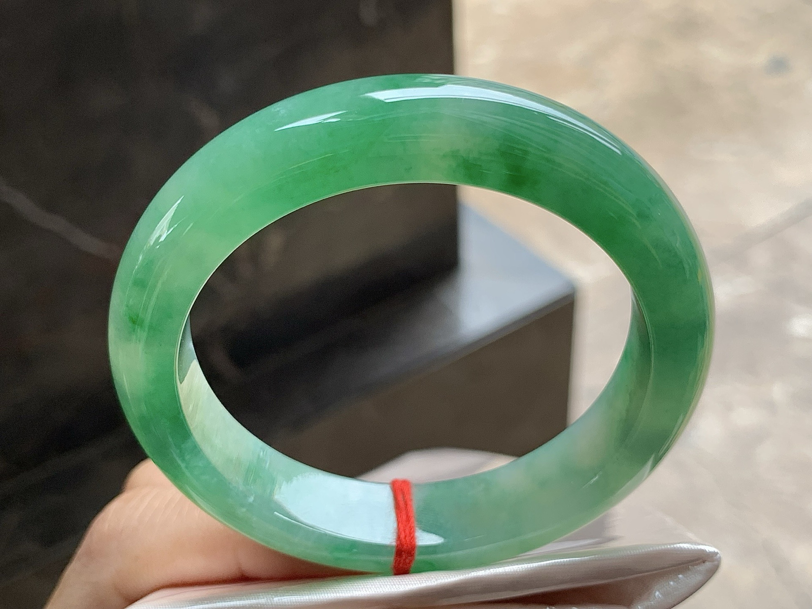 54.5-12.6-8.6

带色手镯^_^ 颜色浓郁～ 细腻清爽