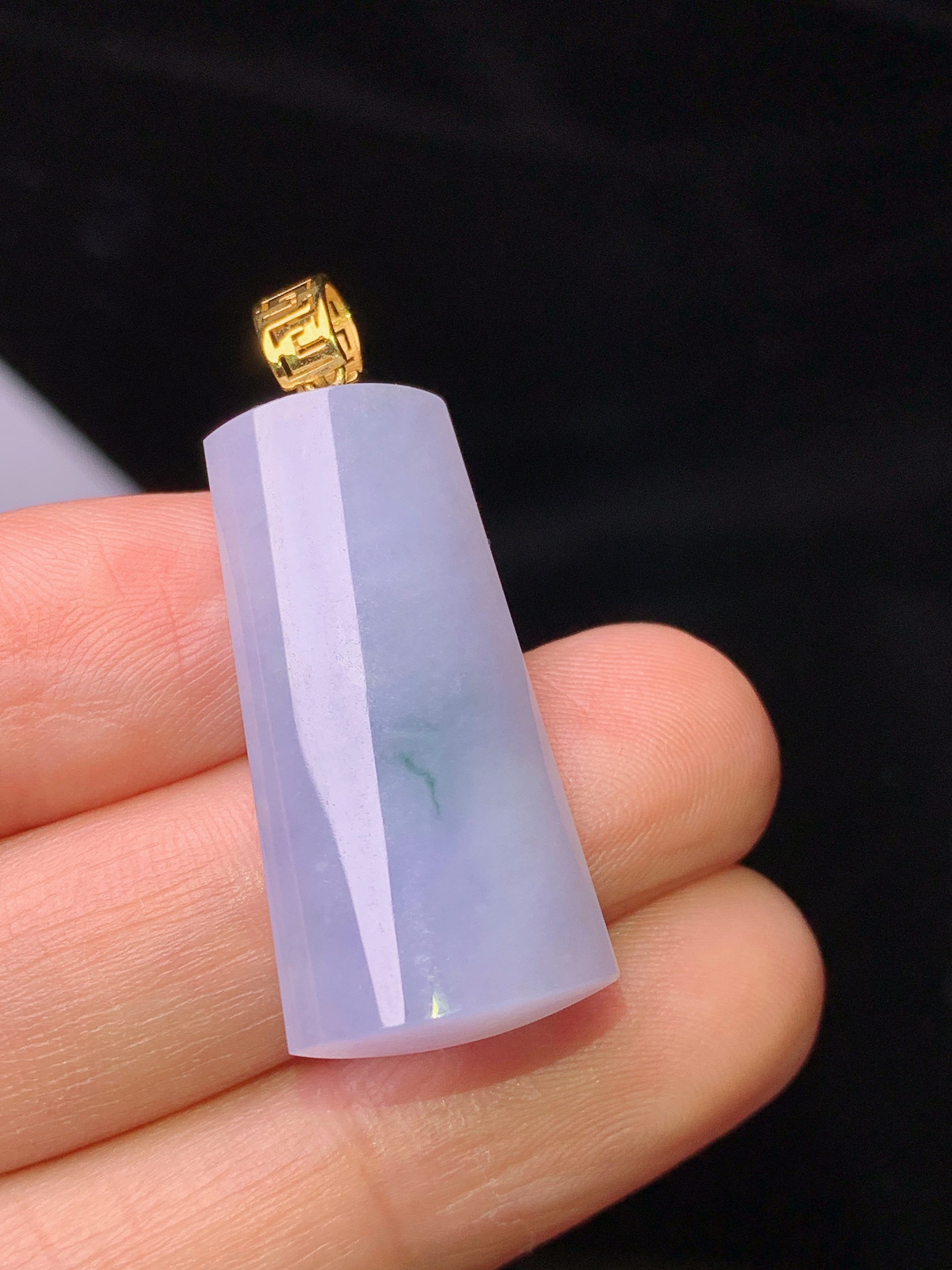 18k金镶嵌紫罗兰玉柱吊坠 玉质细腻 色泽艳丽清新 水润亮眼 整体尺寸36.8*14.5*5.5j2