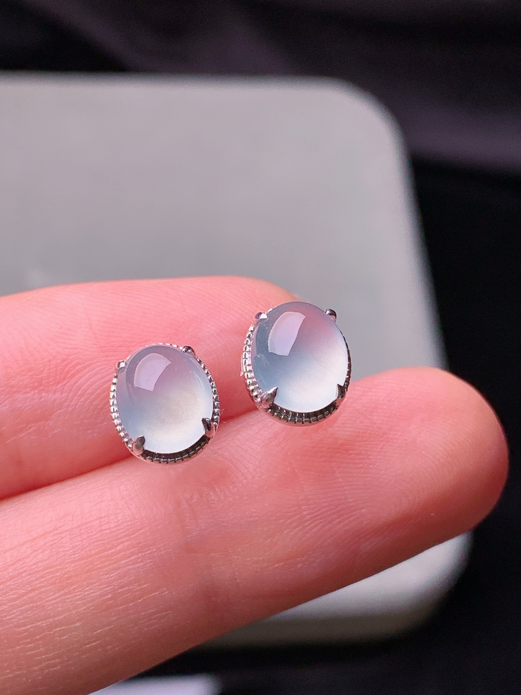 18k金镶嵌冰种蛋面耳钉 玉质细腻 色泽艳丽清新 水润亮眼 整体尺寸8.5*7.5*4.8j2